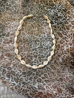 Beach Shell Cowrie Necklace in Cream – Unbranded